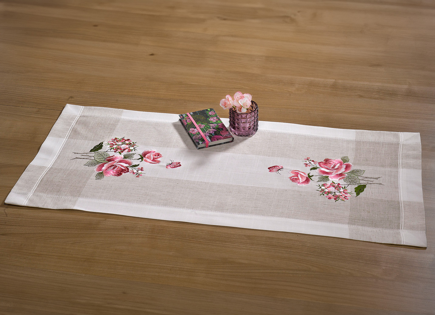 Tisch- und Raumdekoation mit hinreißendem Rosen-Dessin