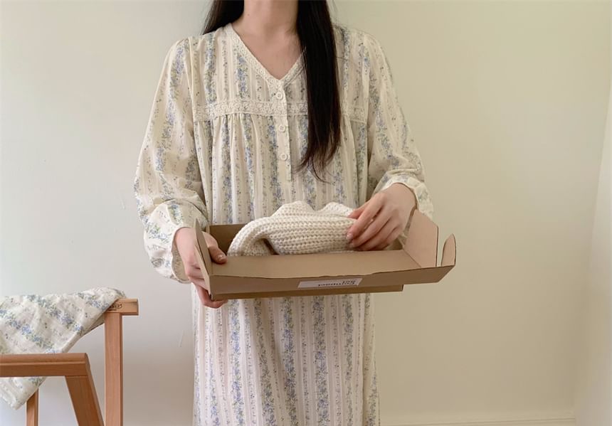 Tanee - Pyjamajurk met lange mouwen, V-hals, bloemenprint en knopen
