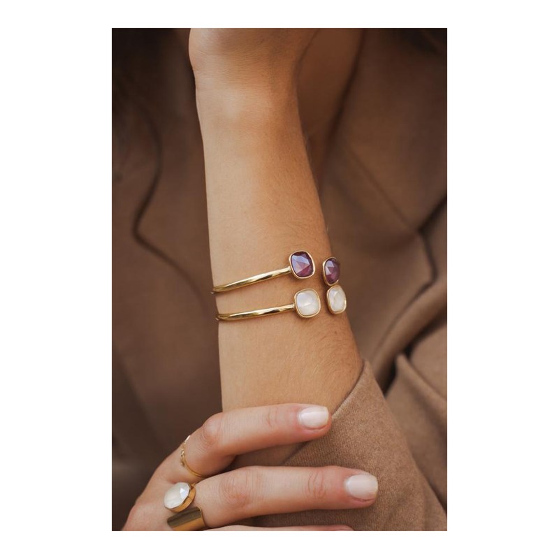 Bracelet rigide en acier doré orné de deux cristaux taillés couleur prune