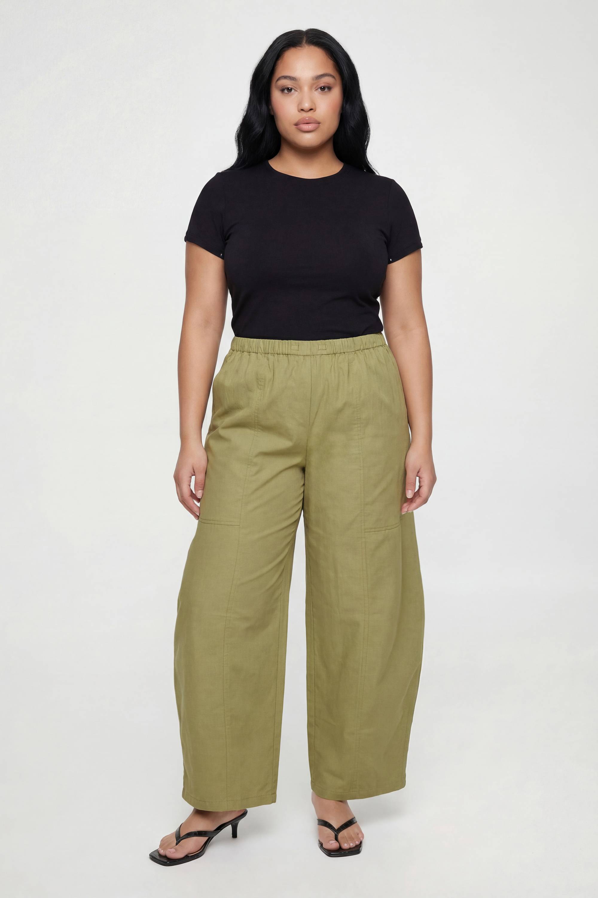boohoo Pantalon Grande Taille En Popeline À Taille Élastiquée Et Coupe Barrel
