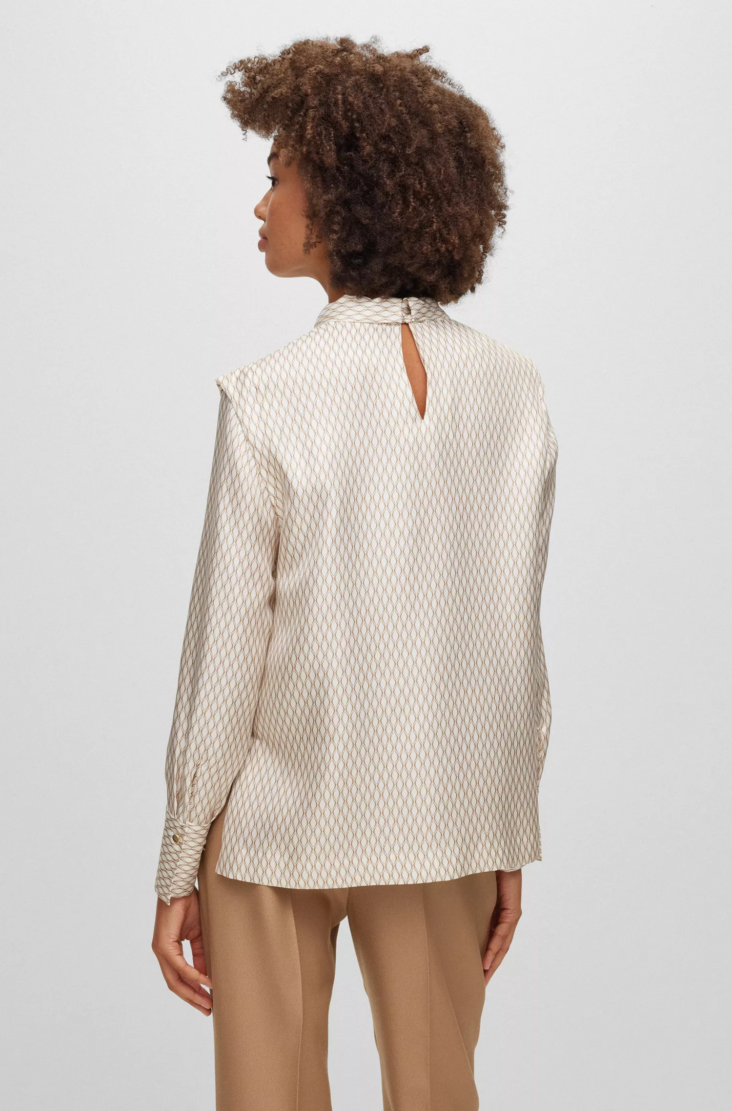 Blusa BOSS Camel de corte relaxado em seda estampada.