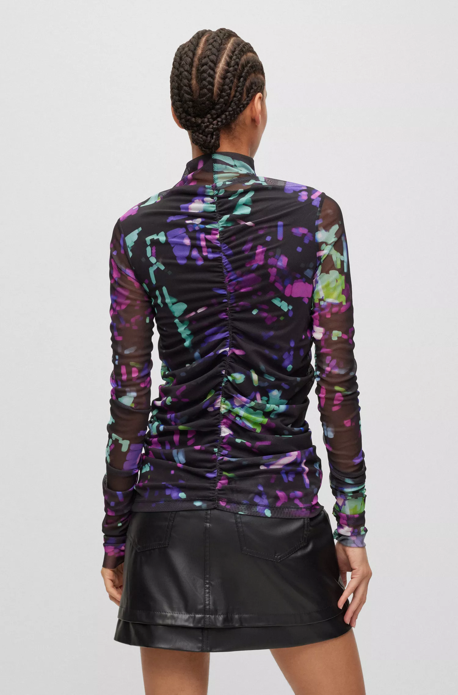 Blusa BOSS laranja de gola alta em tule estampado com detalhes franzidos.