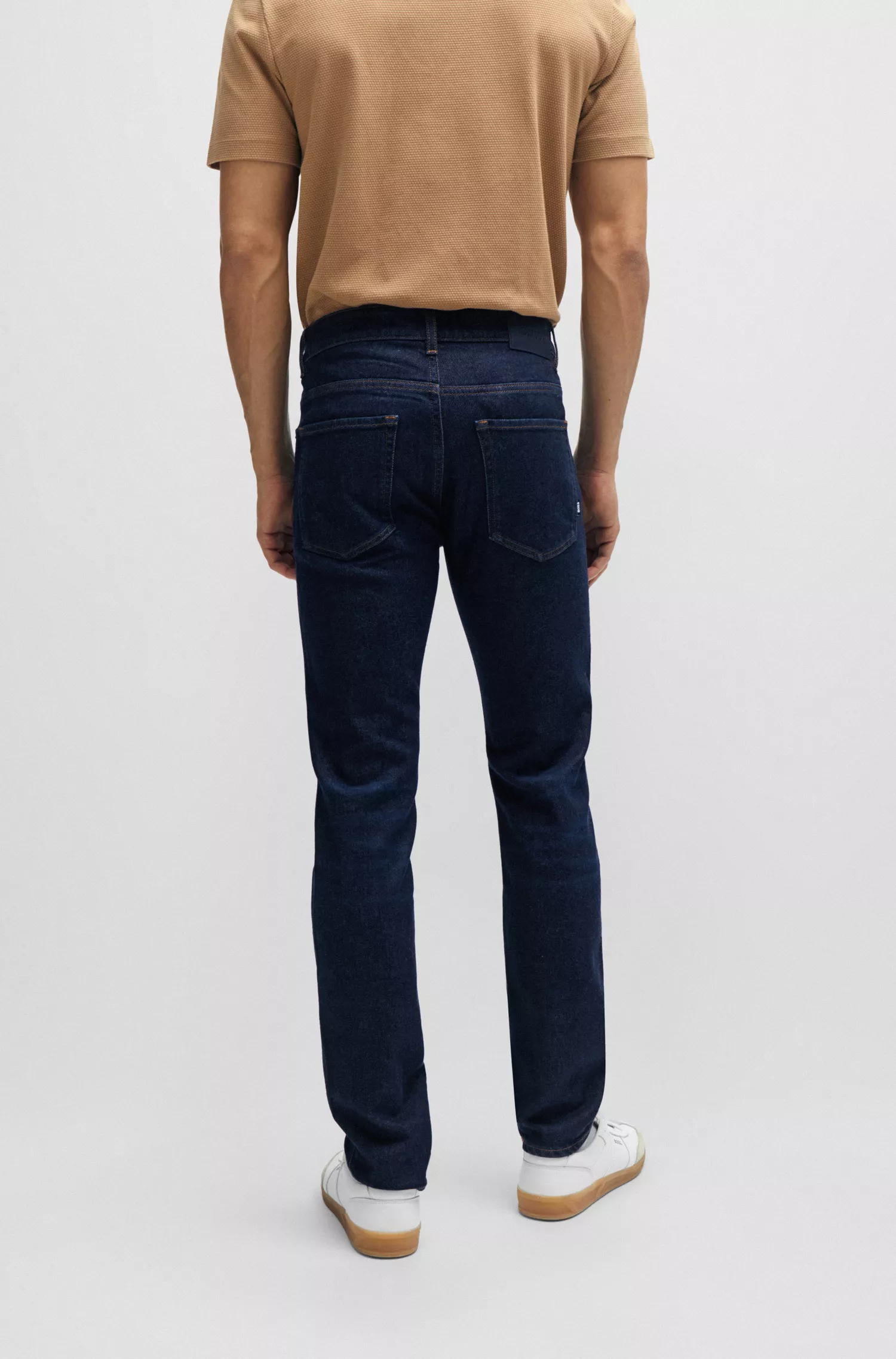 Calça jeans BOSS preta, corte slim, em denim azul-escuro com elasticidade confortável.