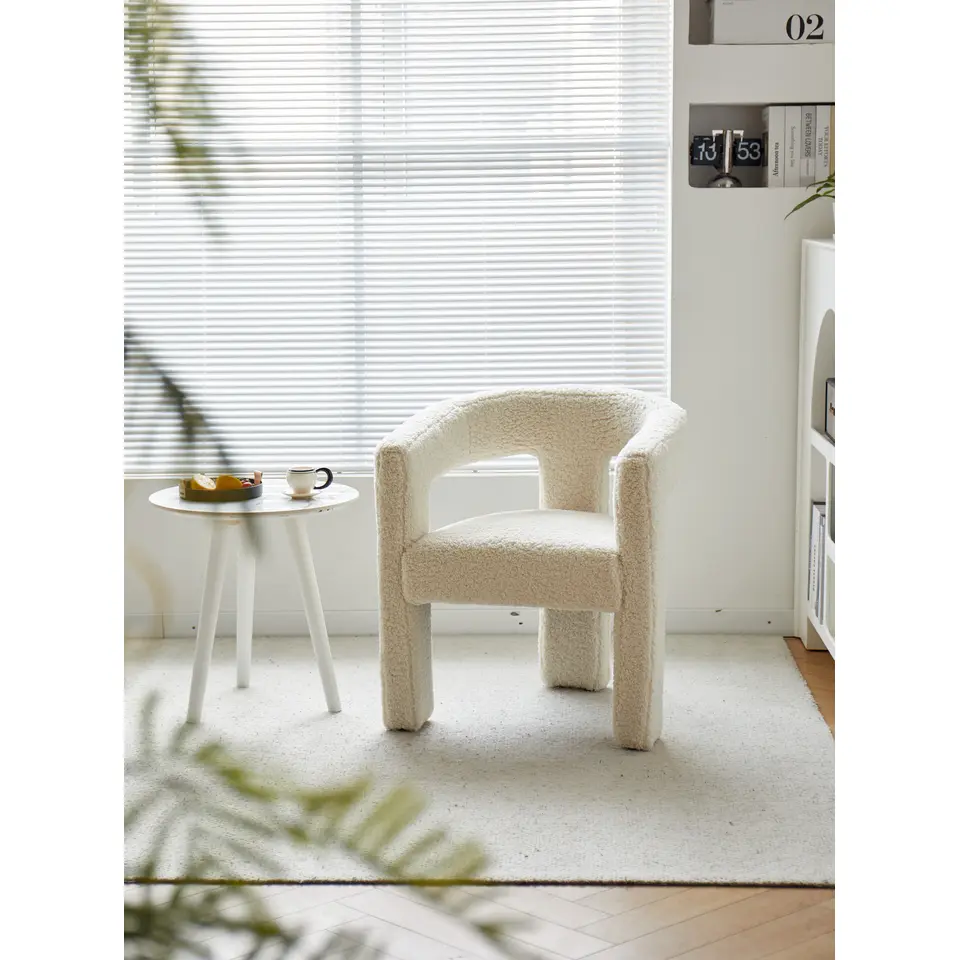 Salonstoel van metaal en witte lussen