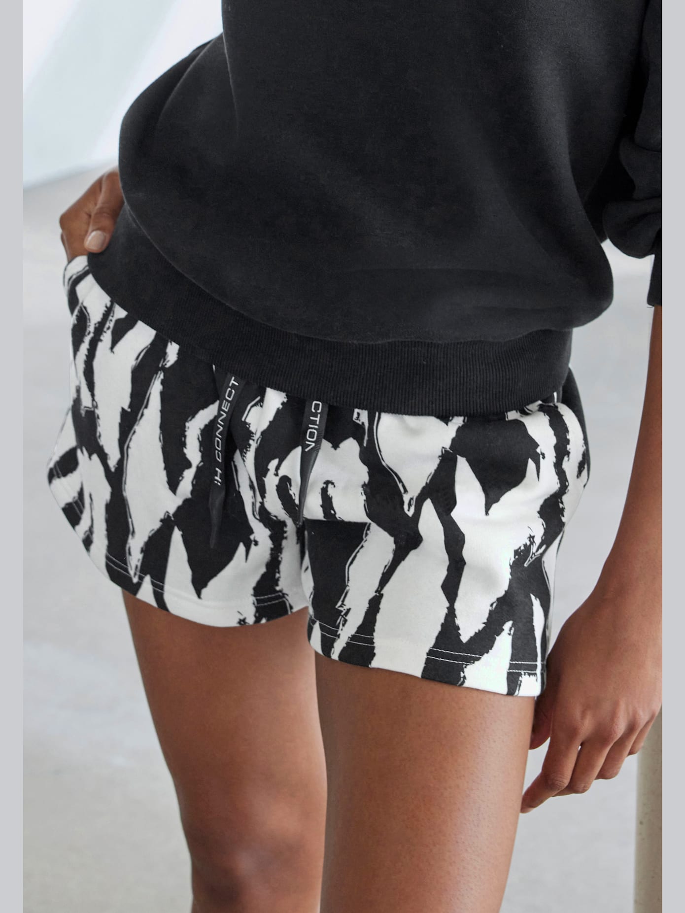 Short en matière sweat short molletonné confortable avec imprimé sur toute la surface