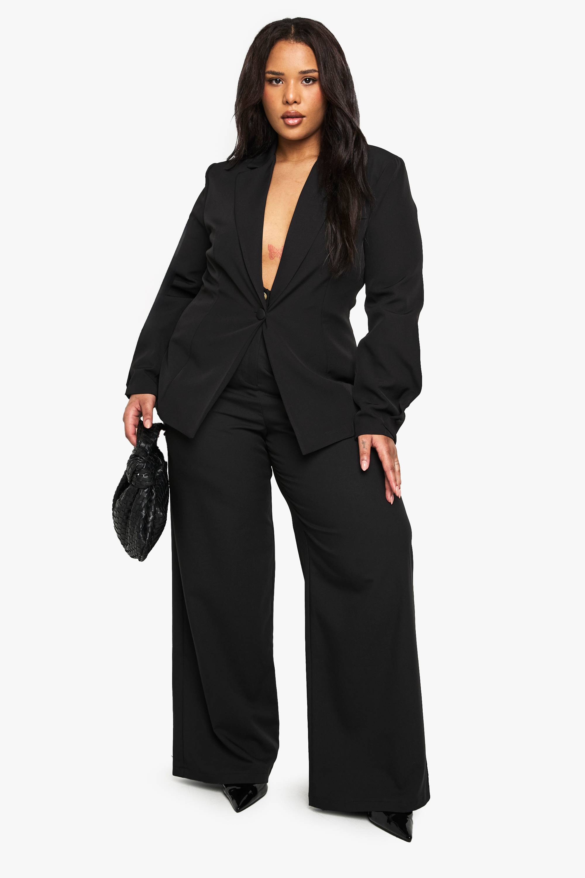 boohoo Blazer grande taille tissé, coupé sur mesure, avec détail de bouton en tissu assorti