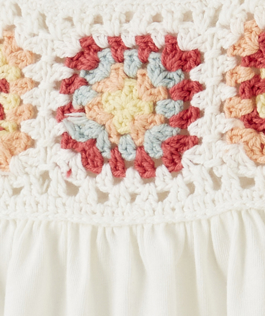 T-SHIRT BLANC BÉBÉ FILLE AVEC DÉTAILS EN CROCHET