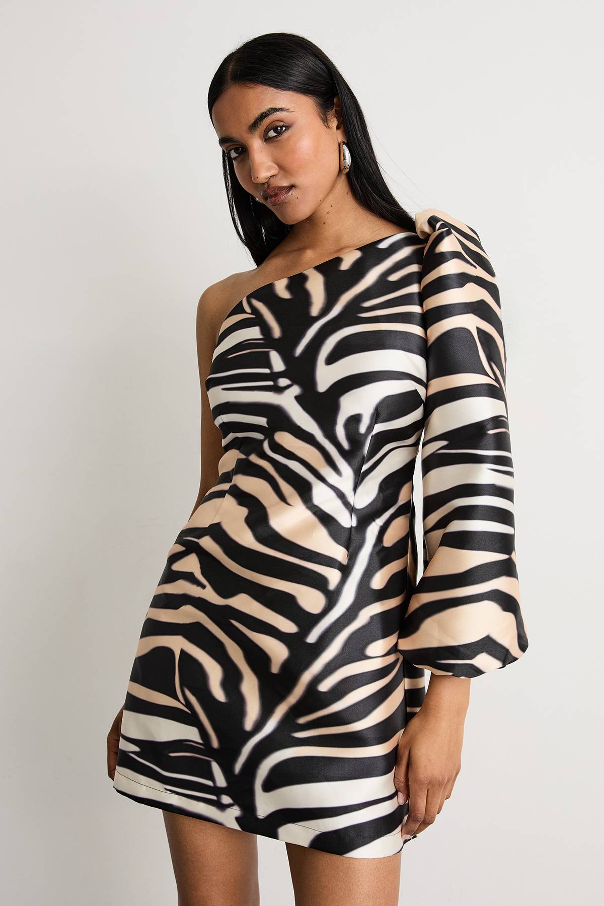 Warehouse Robe Mini à Une Épaule avec Manche Bouffante
