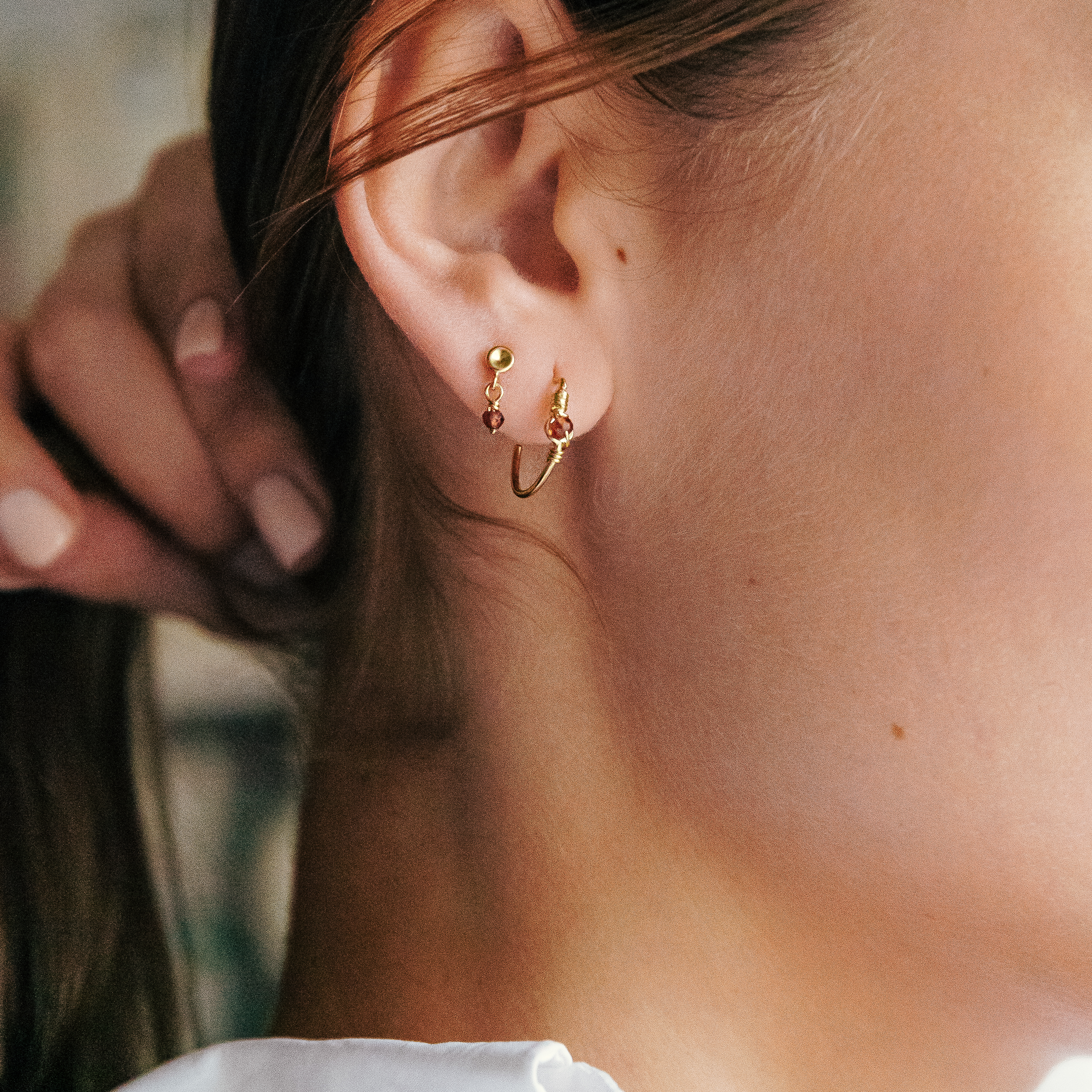 Petites boucles d'oreilles créoles et perle de Tia Monsieur