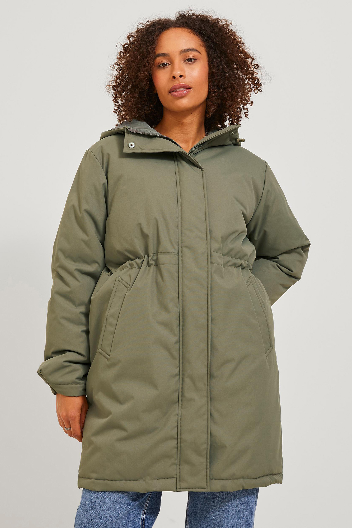 Parka feminina com capuz e cintura ajustável.