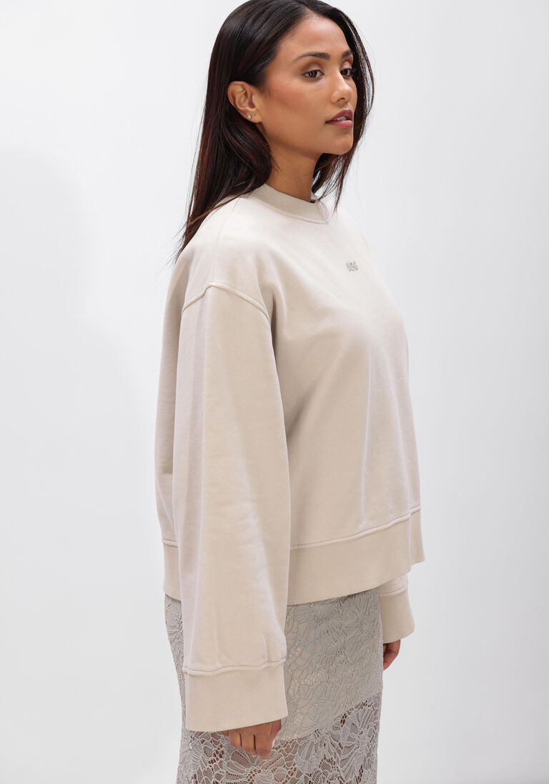beige olaf hussein sweater wmn retro logo crewneck