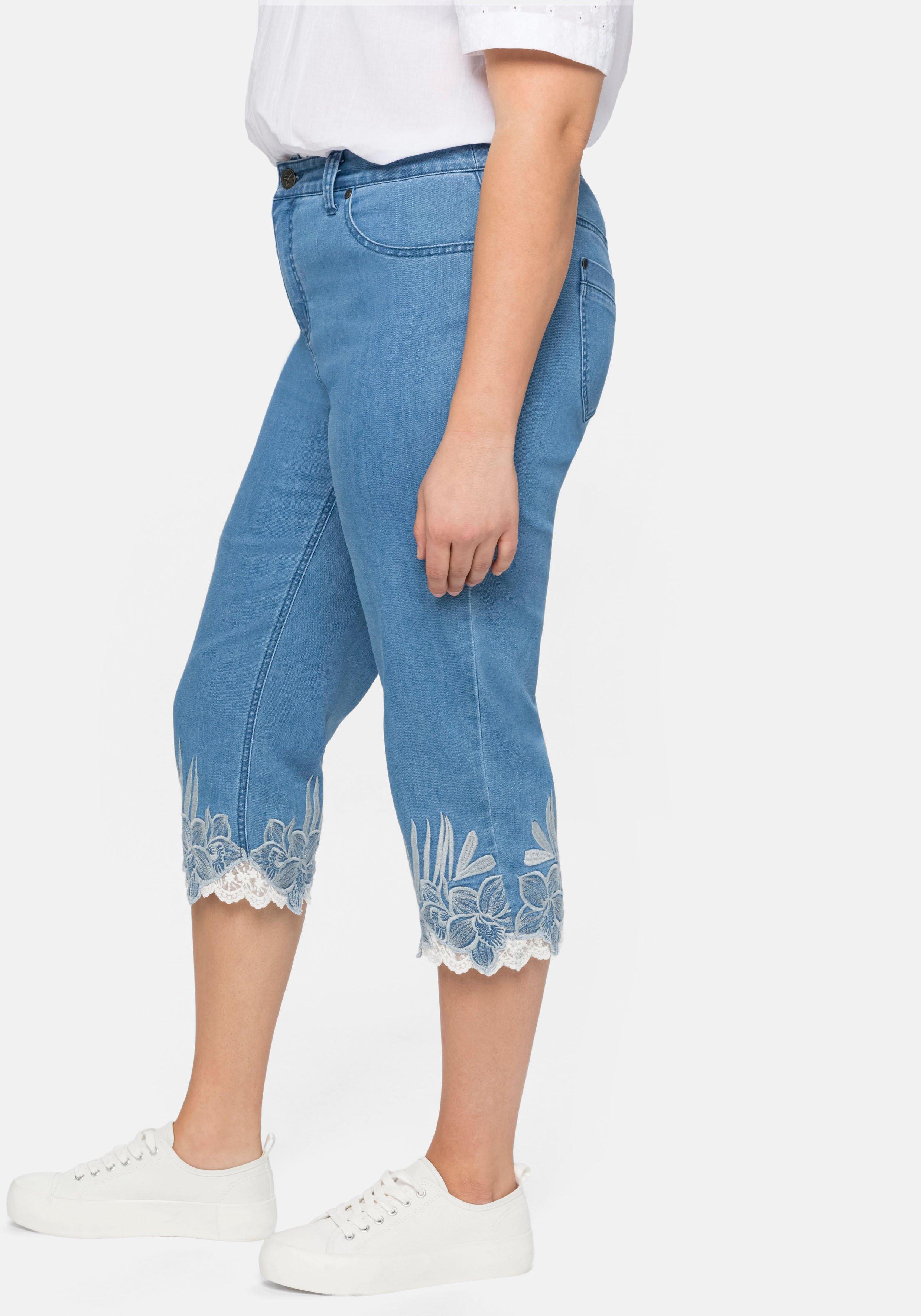 3/4-Jeans mit Stickerei und Spitze am Saum