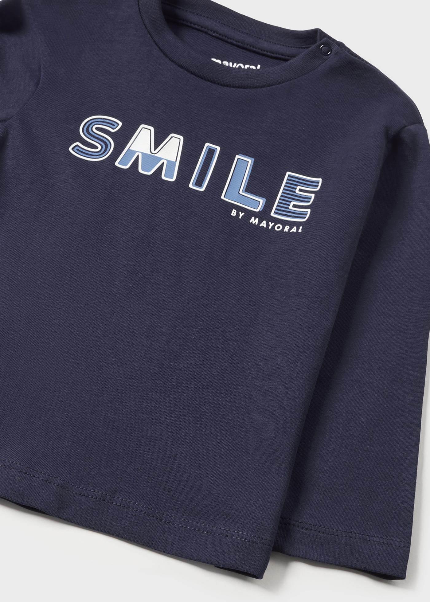 Camiseta infantil Better Cotton com letras