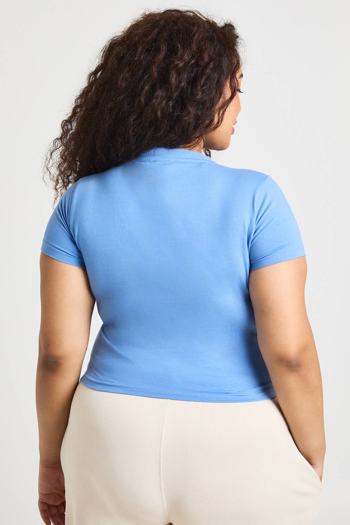 boohoo Haut Ajusté Long À Manches Courtes Grande Taille Basique