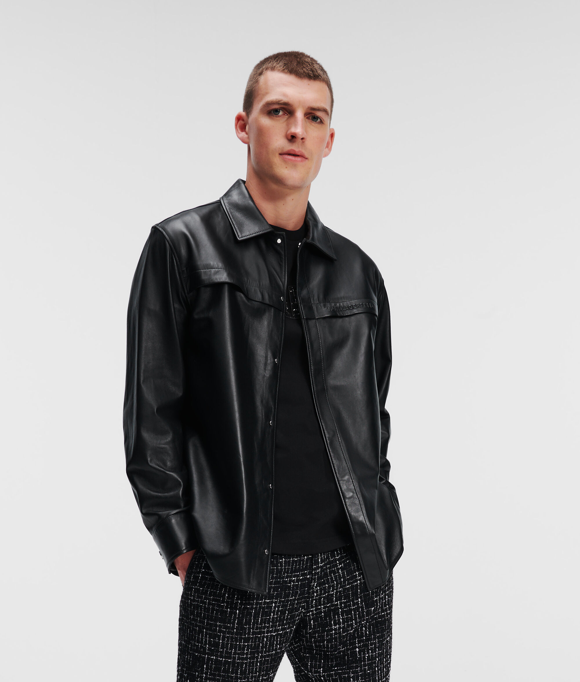 CHEMISE EN CUIR AVEC POCHE POITRINE