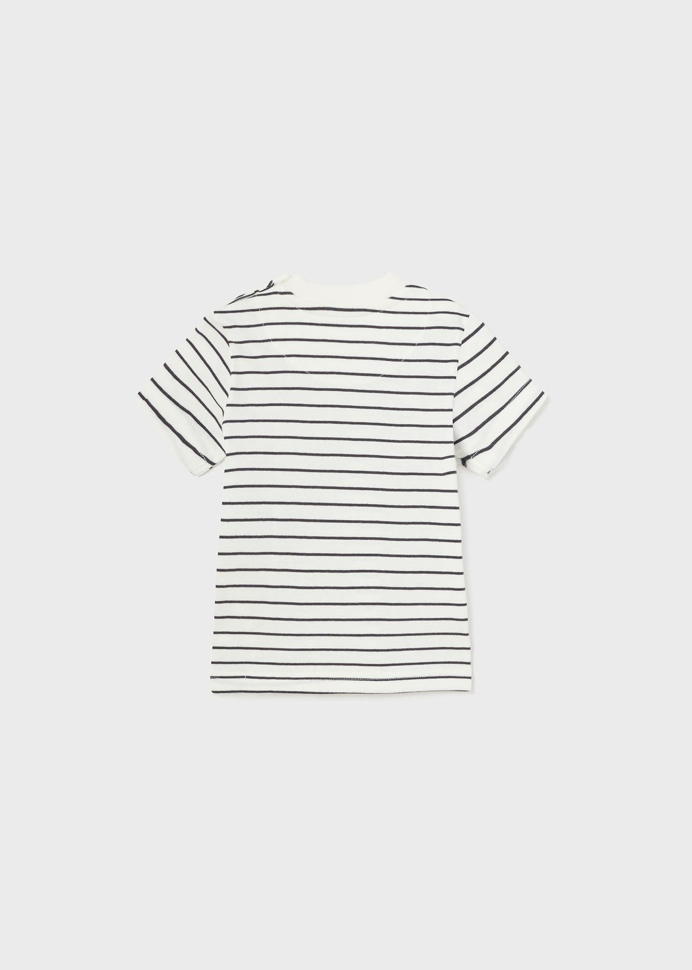 Camiseta infantil com estampa feita em algodão sustentável.