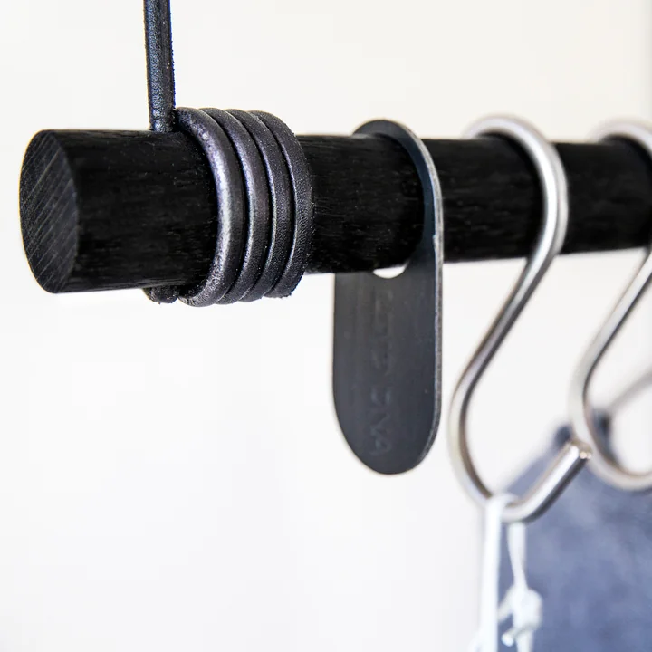 Lind DNA - Swing Hängegarderobe M (80 cm), Eiche schwarz / Leder schwarz