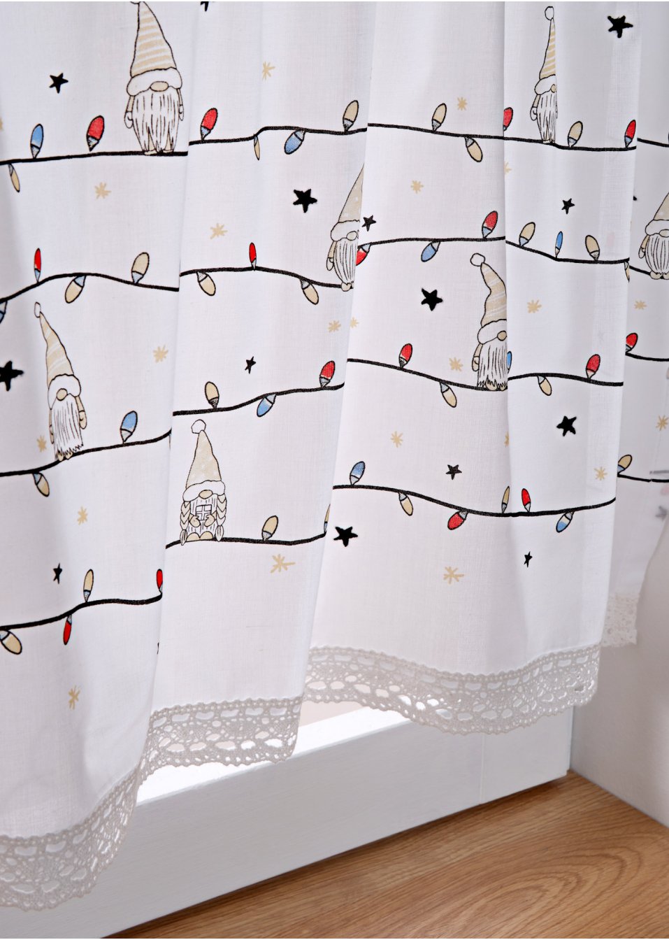 Brise-bise avec broderie lutin