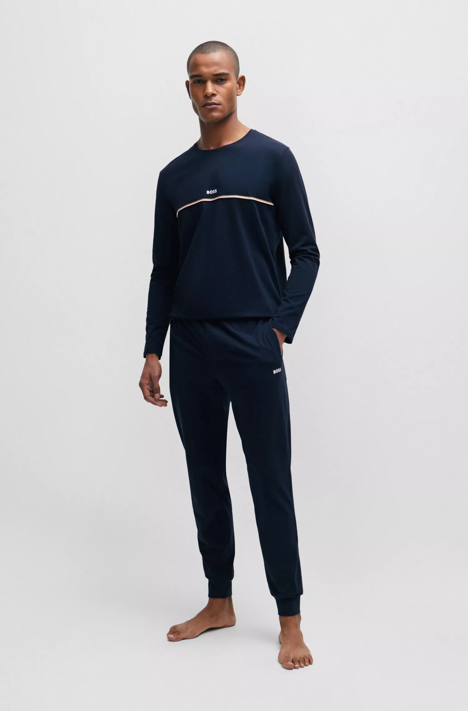 Camiseta de pijama BOSS preta em algodão stretch com listra e logotipo característicos.