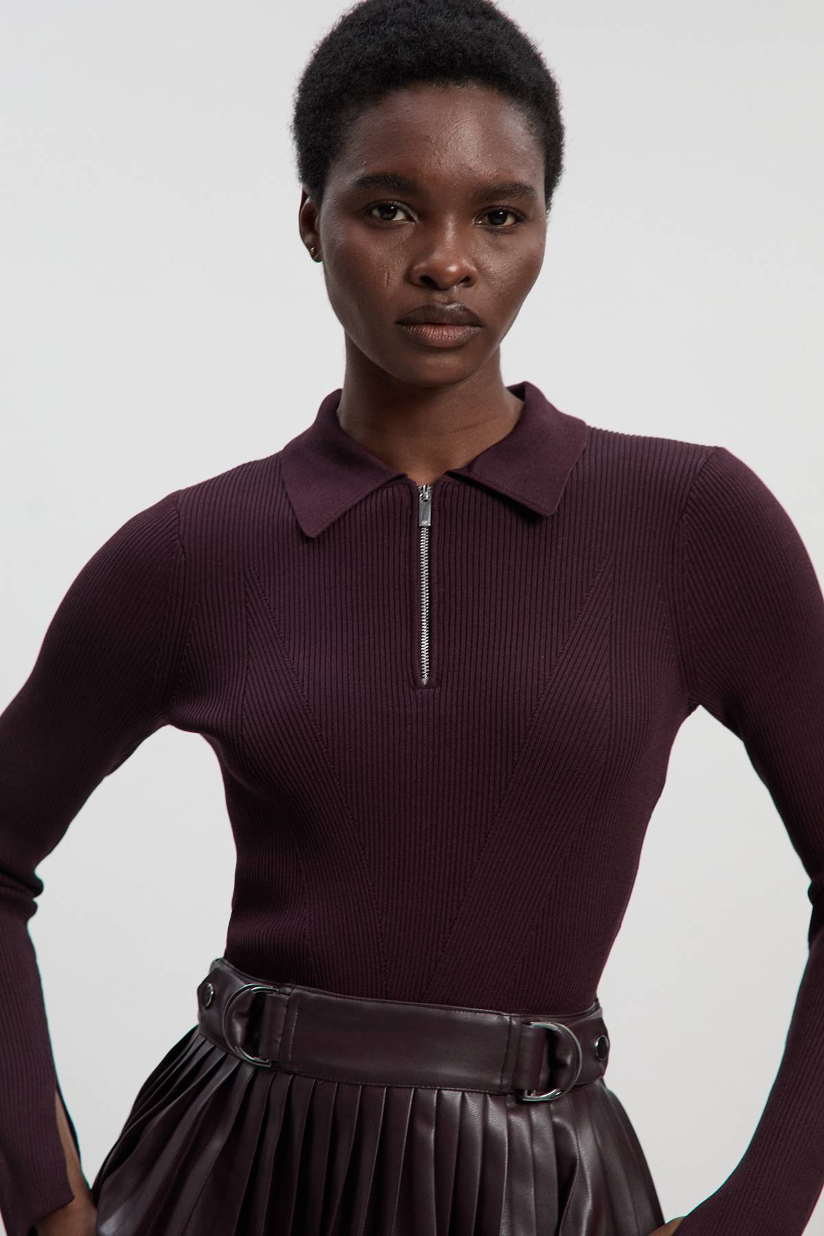 KarenMillen Robe Mini Tricotée à Col Zippé et Jupe Plissée en Mélange synthétique