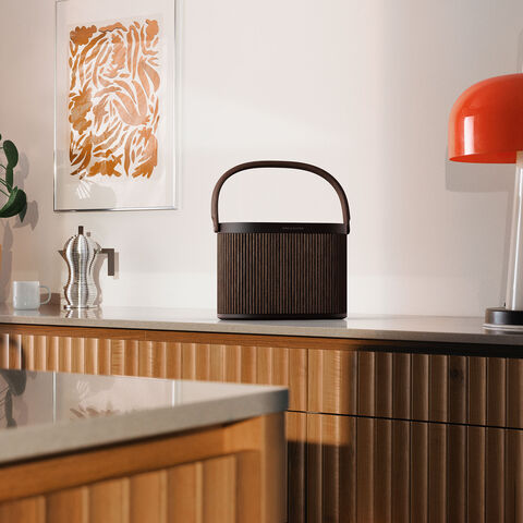 B&O Beosound A5 – exclusieve draadloze luidspreker Dark Oak