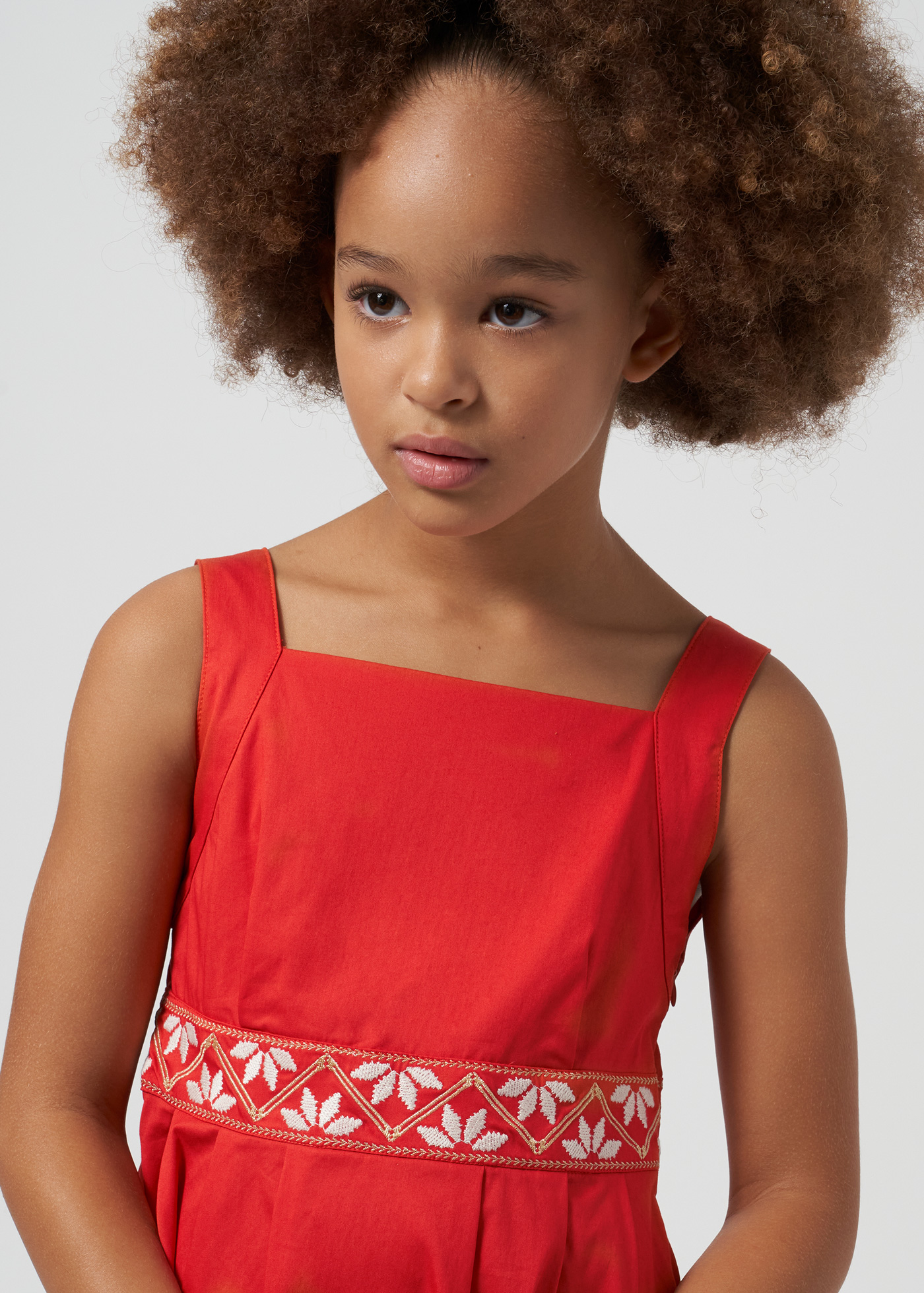 Vestido infantil com fita bordada
