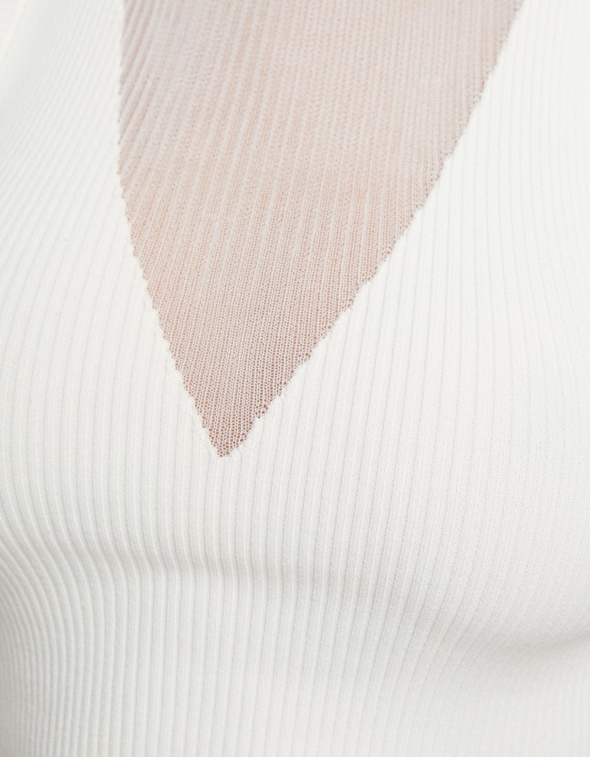 Blusa transparente sem mangas com decote em V