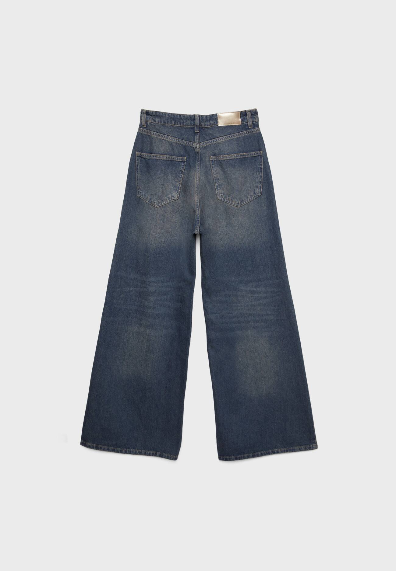 calça jeans de perna larga e modelagem solta