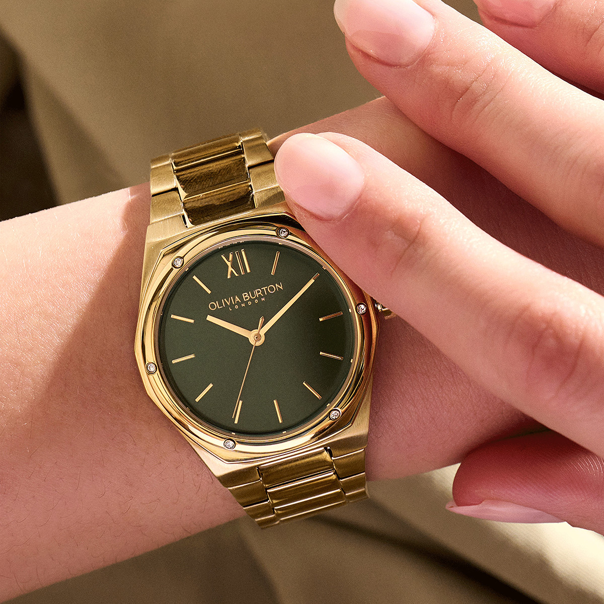 Montre OLIVIA BURTON hexa femme analogique, bracelet acier doré jaune