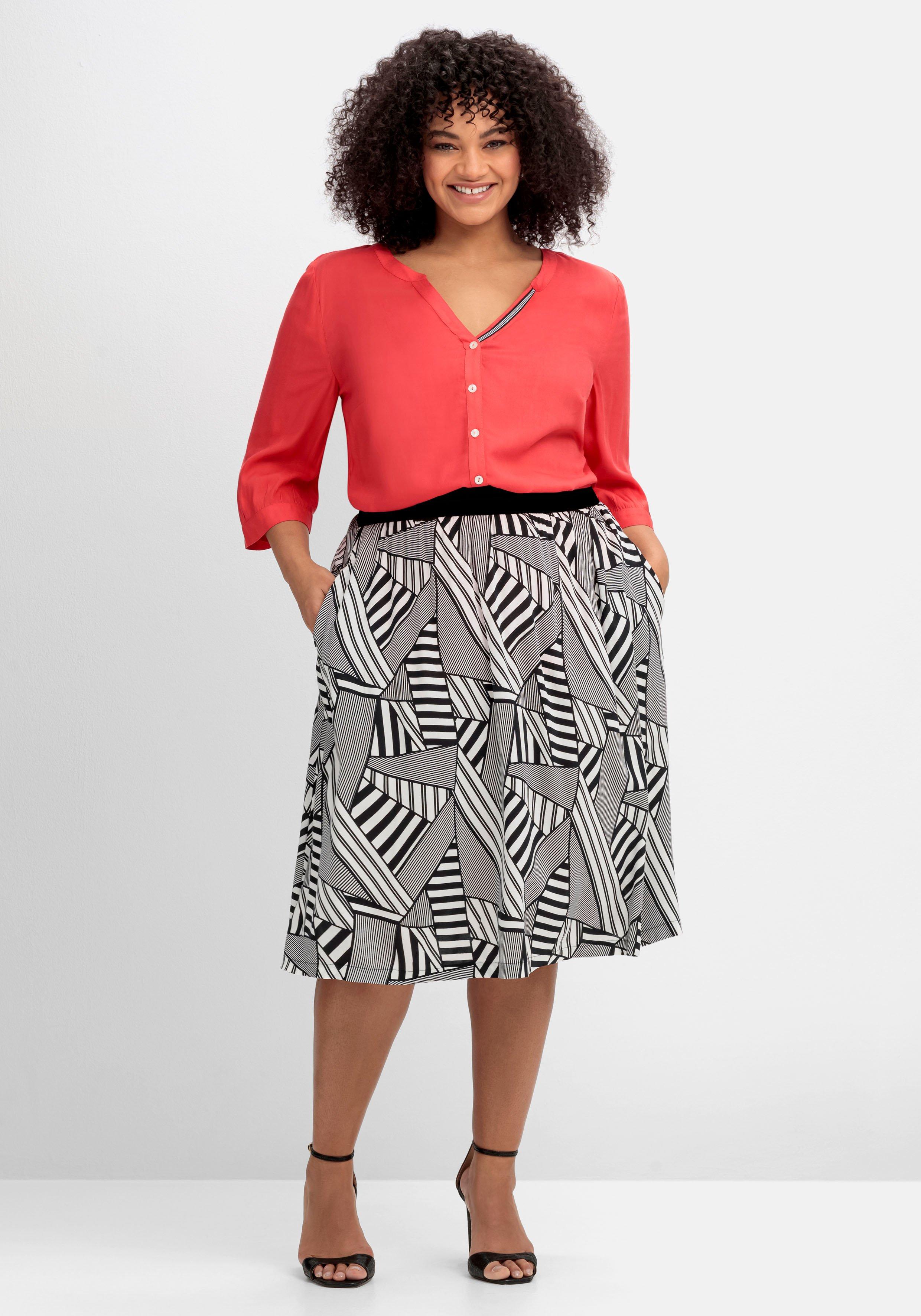 Bluse mit Ziertape am V-Ausschnitt