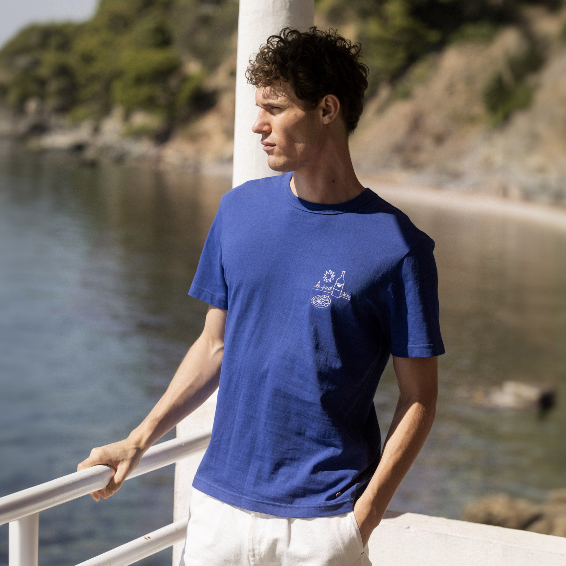 T-shirt bleu indigo broderie le sud coton et coton recyclé - modèle lugny