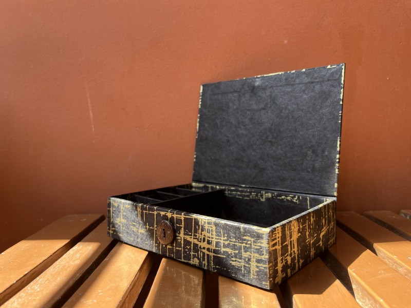 Geschenkbox aus Loktapapier, schwarz-gold, B 16 cm, L 11 cm, H 4 cm von fischer's lagerhaus