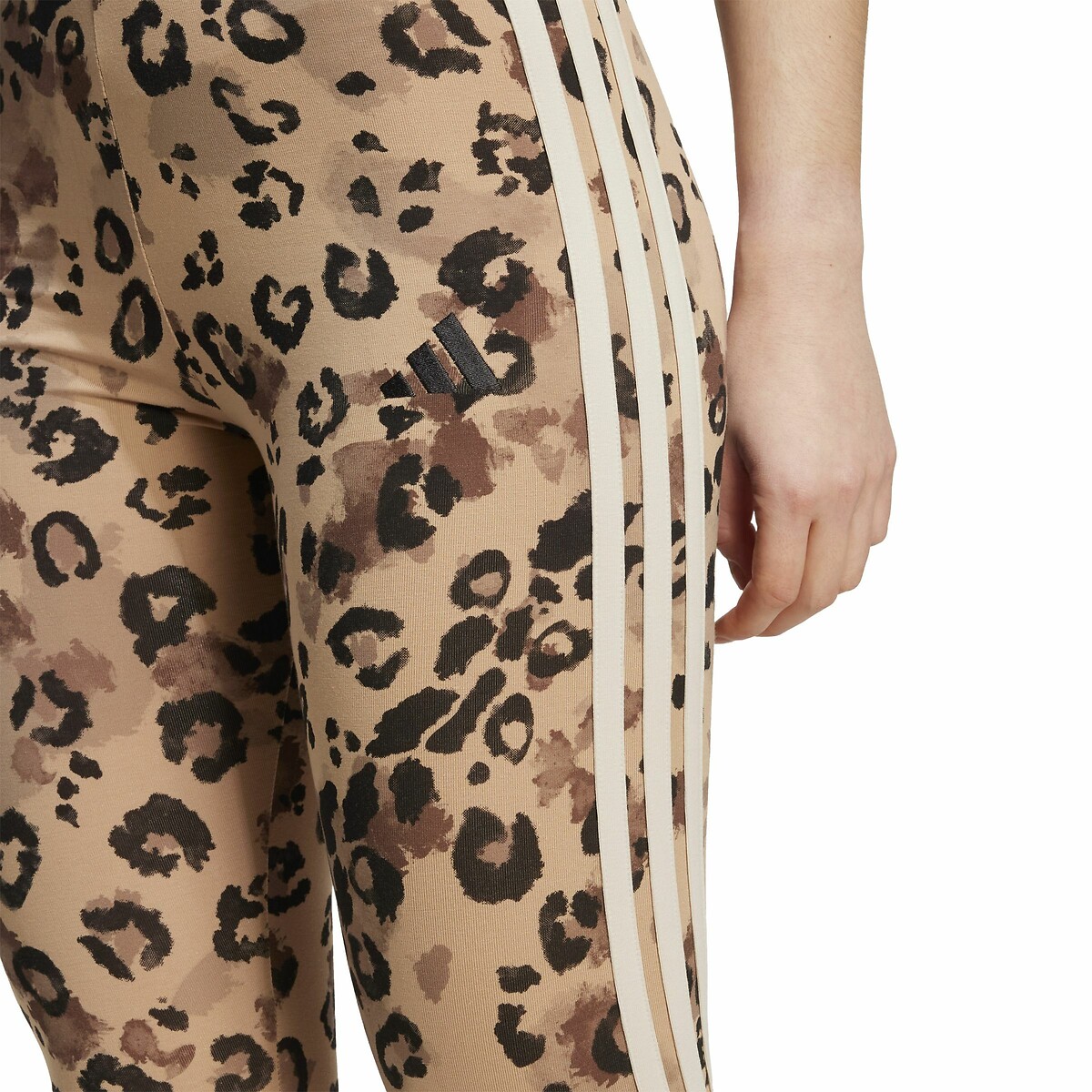 Calça legging ADIDAS SPORTSWEAR<br>Com estampa de leopardo e 3 listras