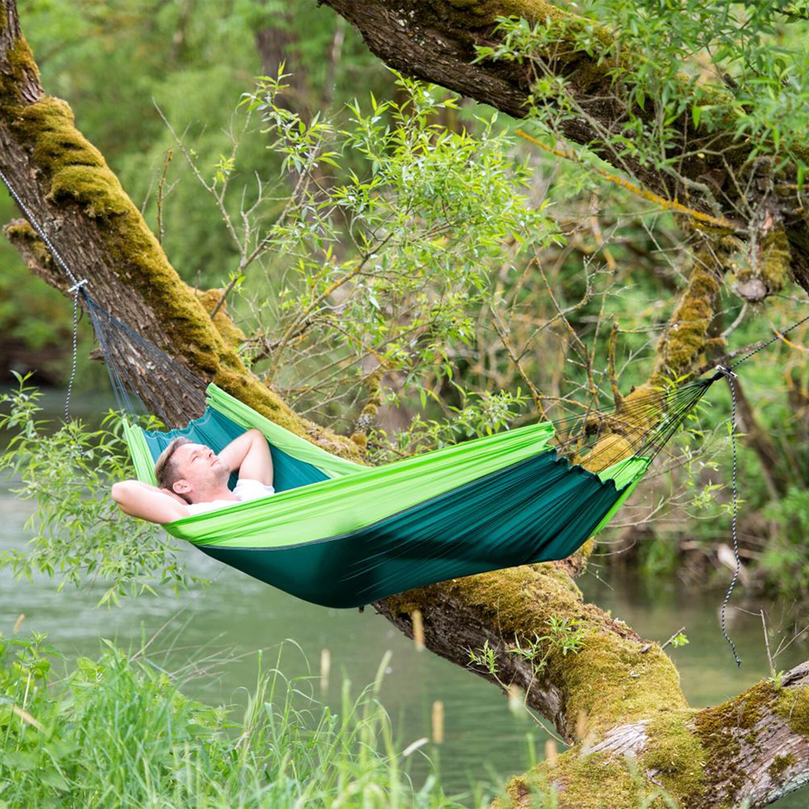 AMAZONAS Silk Traveller Mini Reise Hängematte Camping Wetterfest 350 g Leicht Farbe: forest