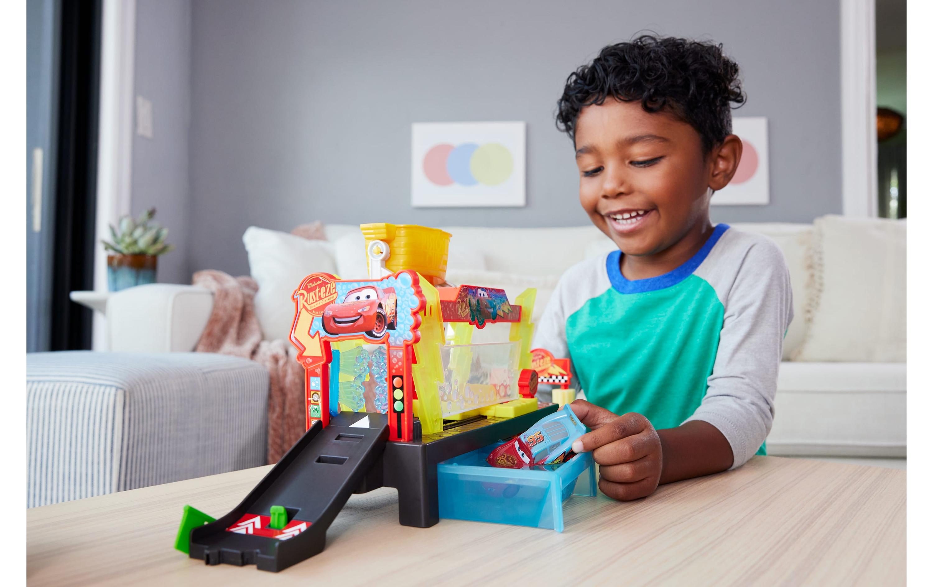 Disney Cars Autowaschanlagen-SpielsetSpielset für Rennwagen und Lightning McQueen mit Farbwechseleffekt