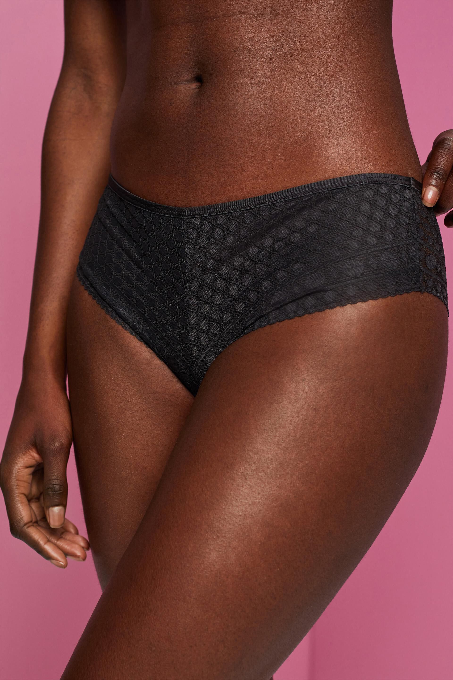 En matière recyclée : le shorty taille basse orné de dentelle