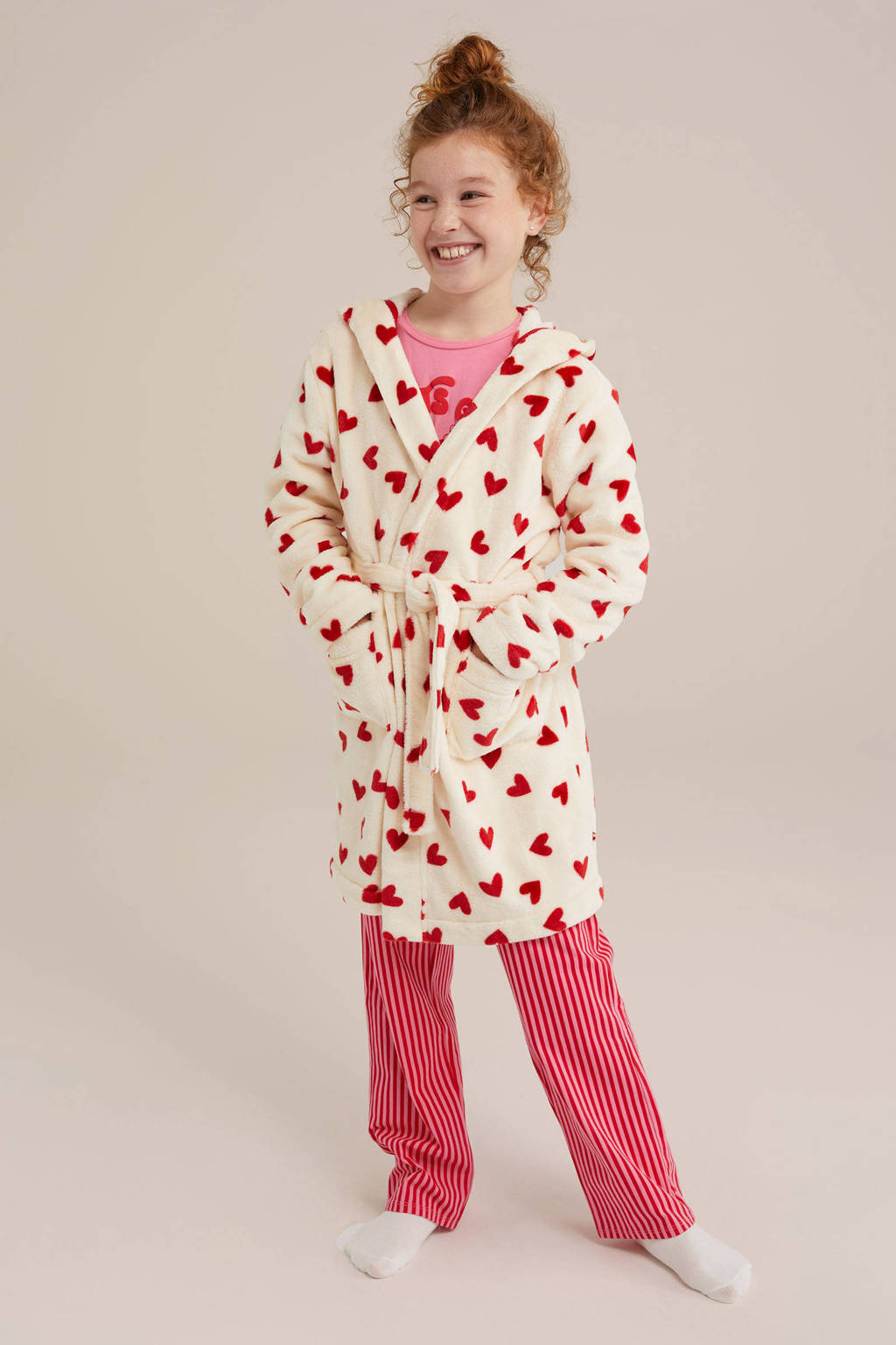 WE Fashion fleece badjas met hartjes print offwhite/rood