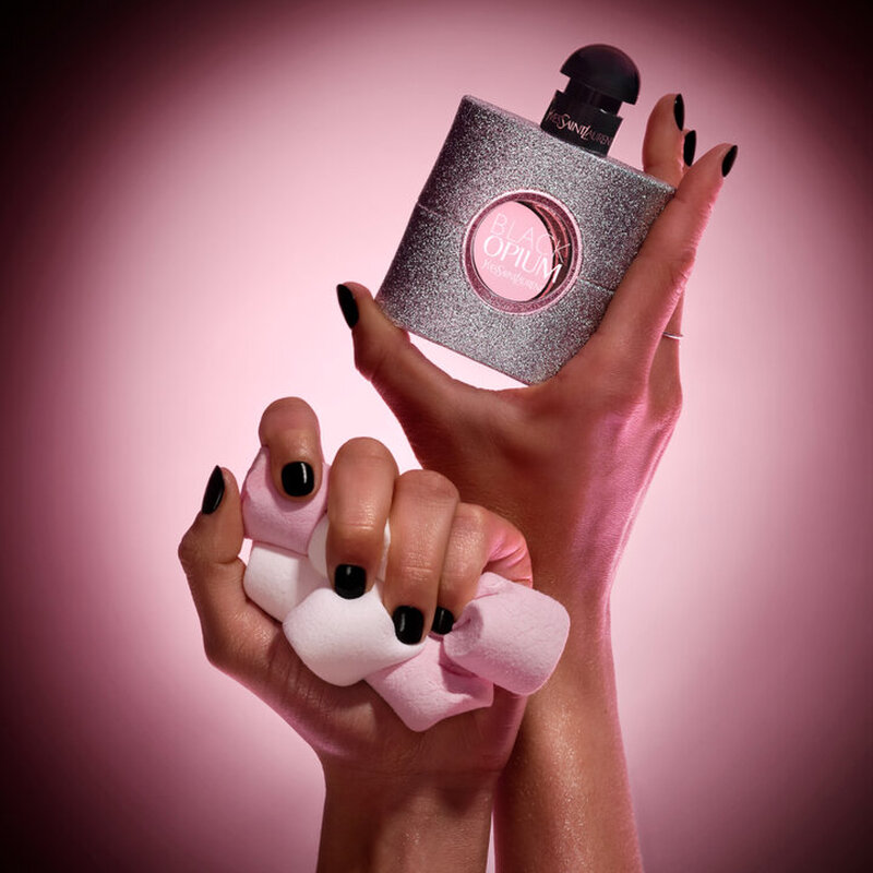 Black Opium Eau De Parfum Glitter  LA NOUVELLE EAU DE PARFUM MARSHMALLOW MUSQUÉE.