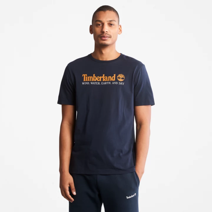Camiseta masculina azul marinho com estampa de vento, água, terra e céu.