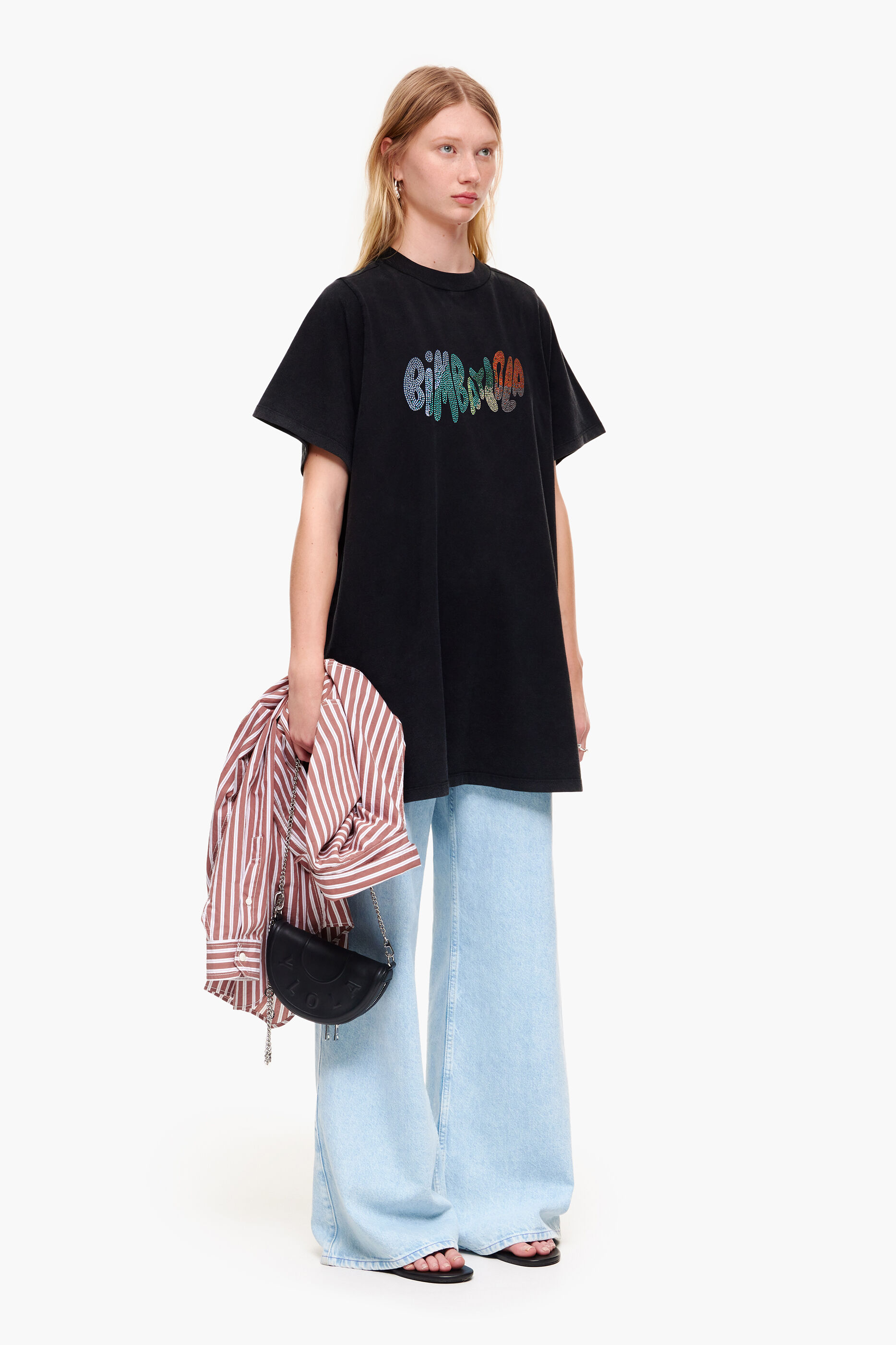 Camiseta preta fluida com logo