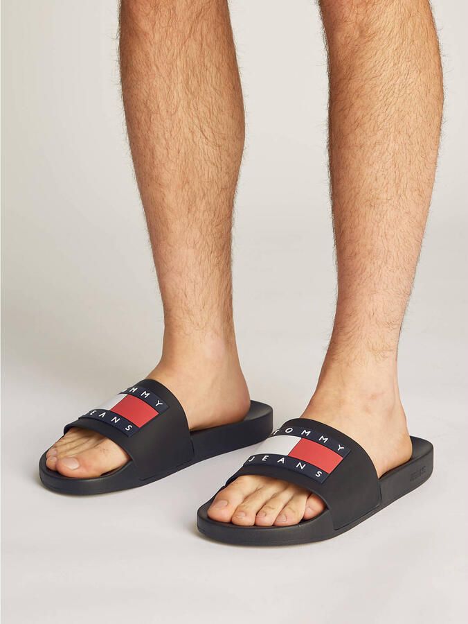 TOMMY JEANS Badslippers POOL SLIDE ESS zomerschoen badschoens slippers met opvallende logo-vlag