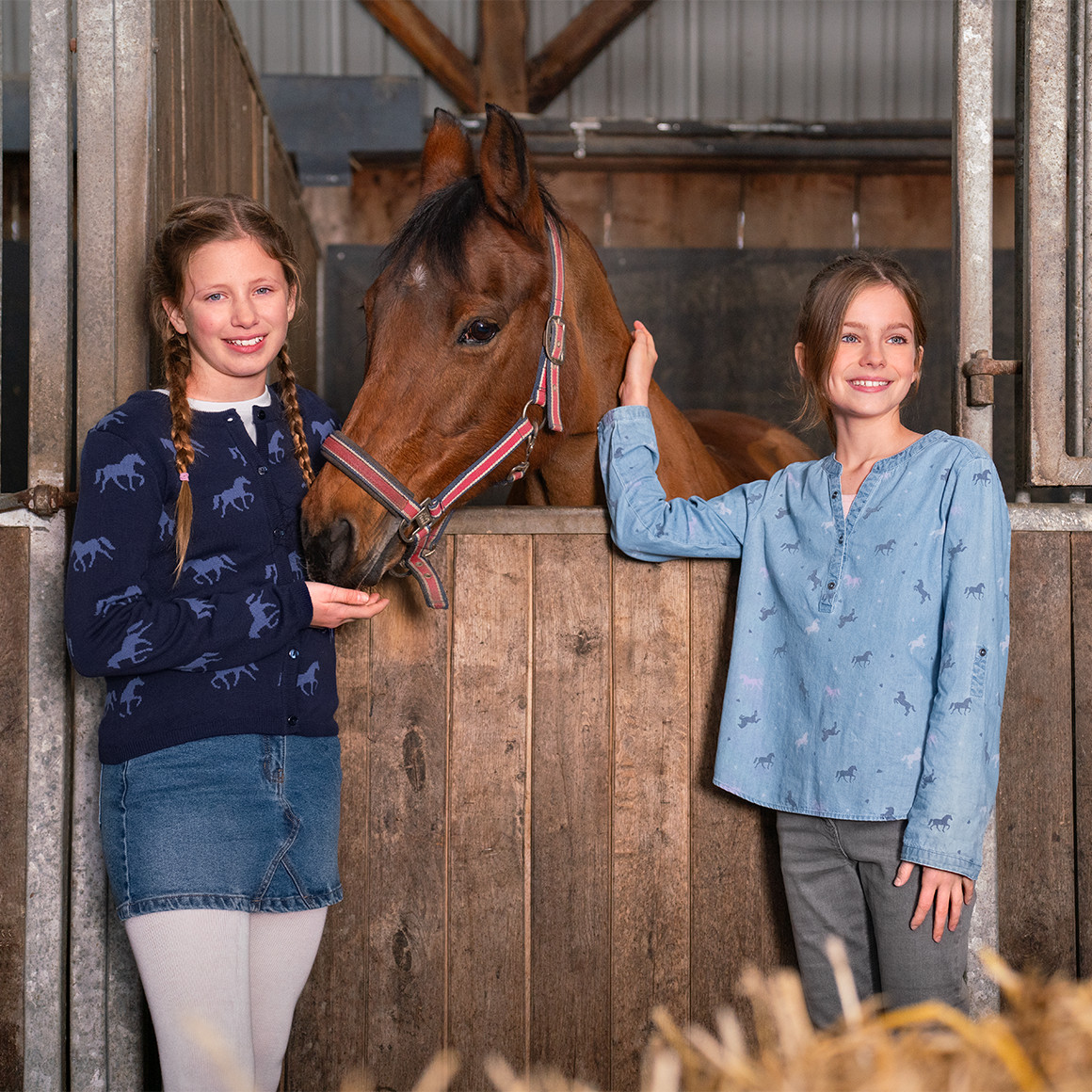 Yigga Mädchen Strickjacke mit Pferde-Allover dunkelblau / hellblau