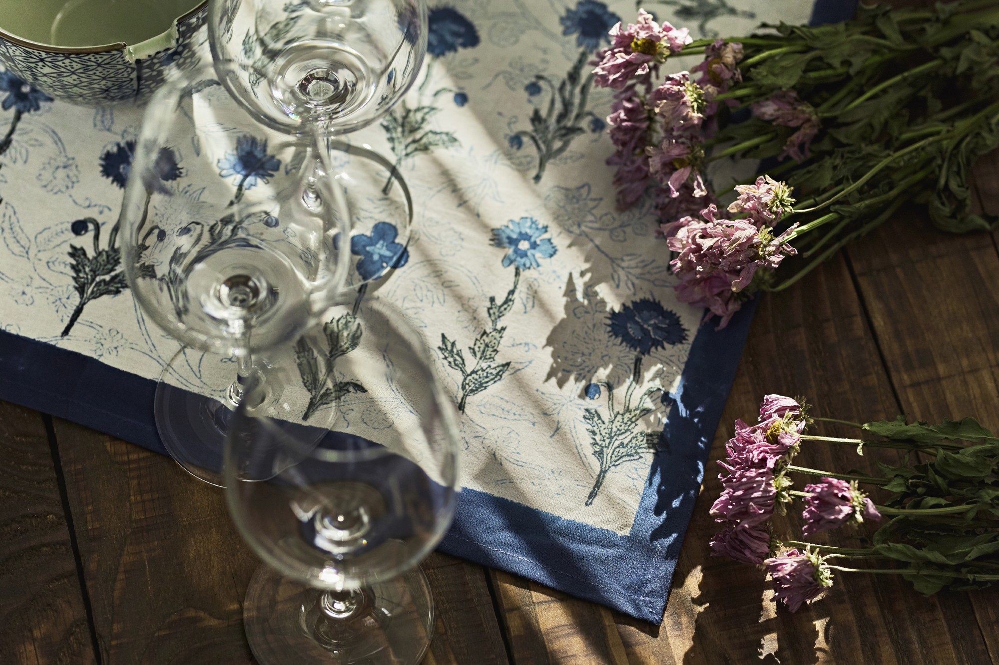 Tischdecke mit Blumenmuster, weiß, blau, T 150 cm, B 225 cm von fischer's lagerhaus