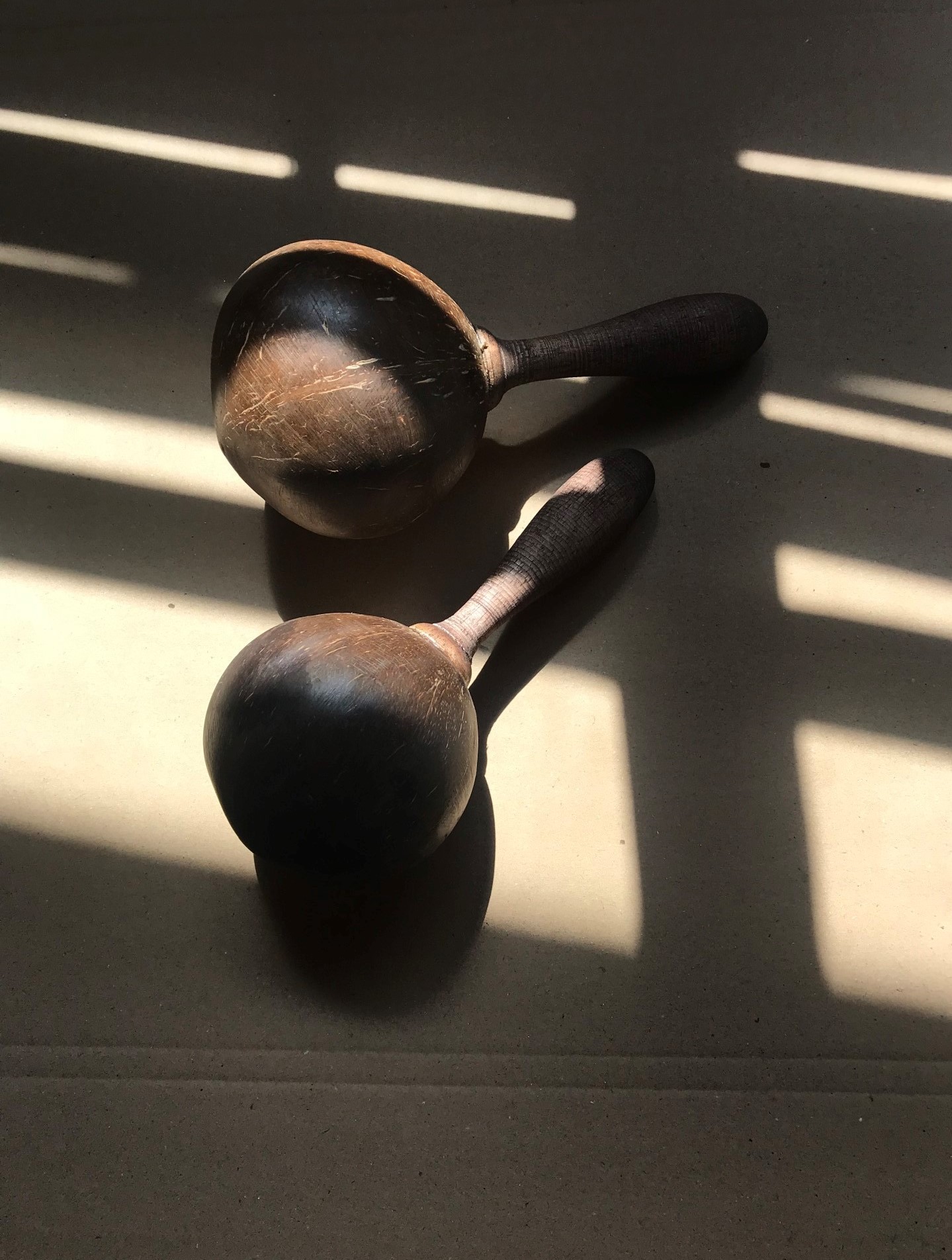 Maraca aus Kokosnuss, dunkelbraun, L 24 cm, Ø 11 cm günstig bestellen