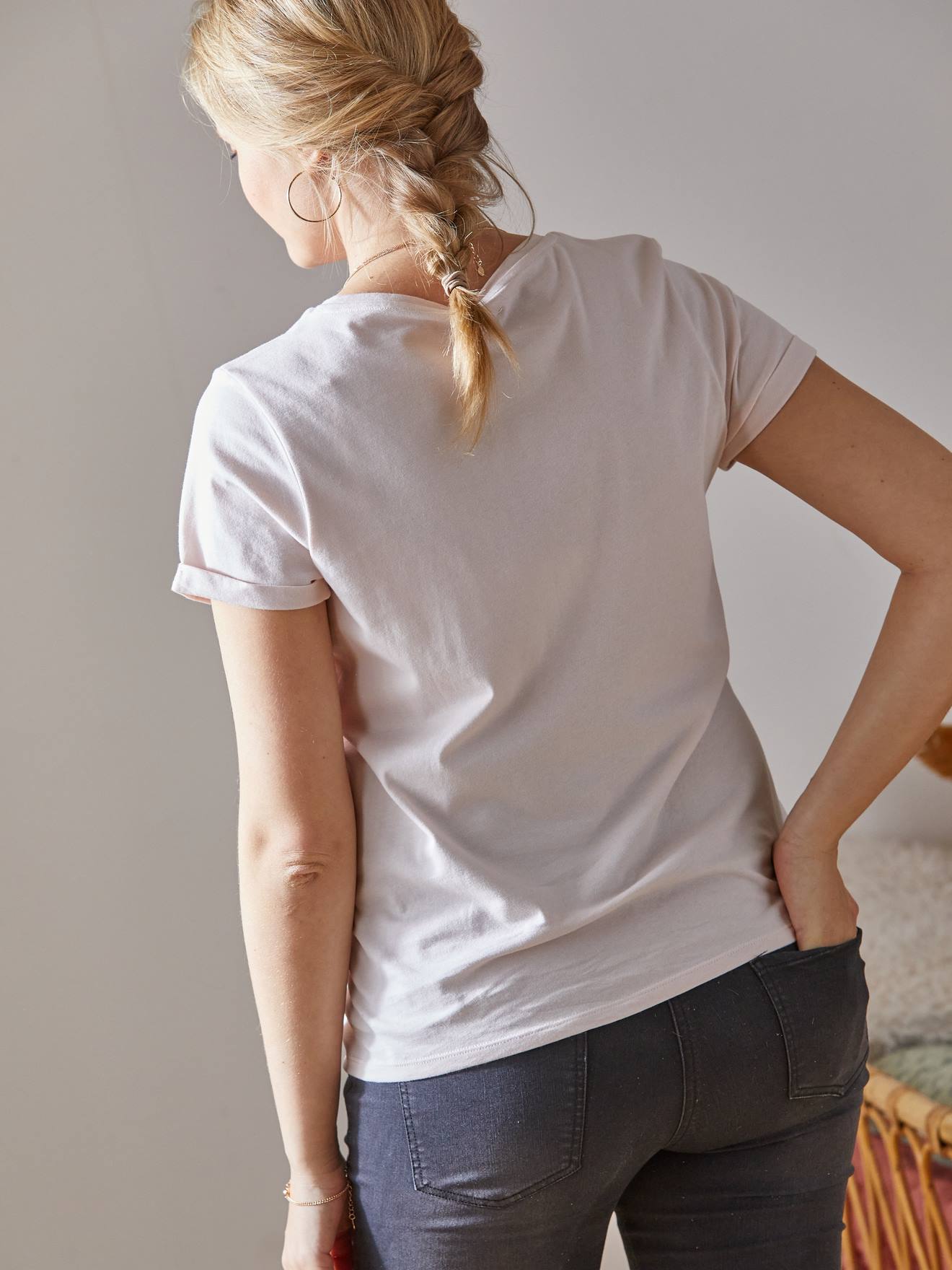 Camiseta com mensagem sobre gravidez e amamentação, personalizável, lisa, em algodão orgânico cinza escuro com estampas.