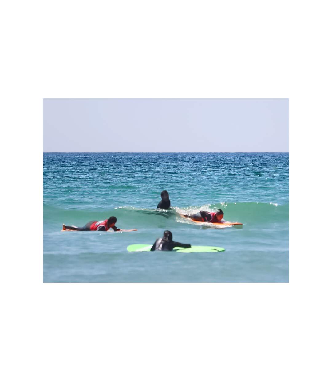 Surf en famille : leçon d'1h30 pour 2 adultes et 2 enfants dans la baie d'Audierne - SMARTBOX - Coffret Cadeau Sport & Aventure