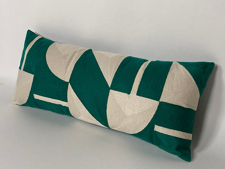 Coussin motif géométrique vert et blanc l.70 x h.30 cm