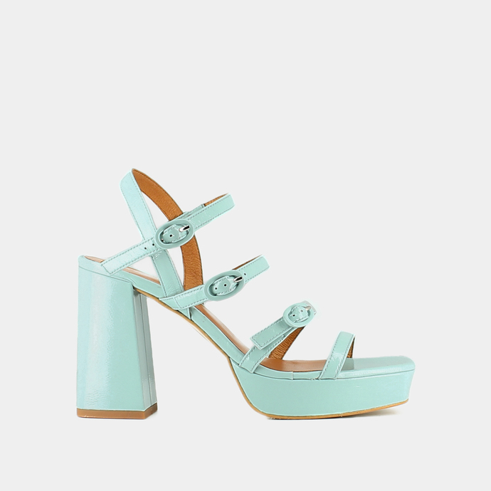 Sandales à brides et bouts carrés  en vernis plissé turquoise