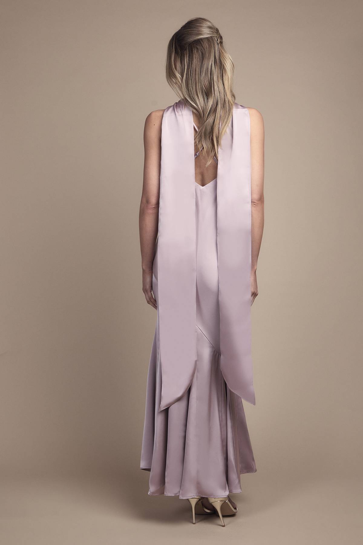 Oasis Robe Longue de Demoiselle d'Honneur à Bretelles avec Détail Foulard en Satin