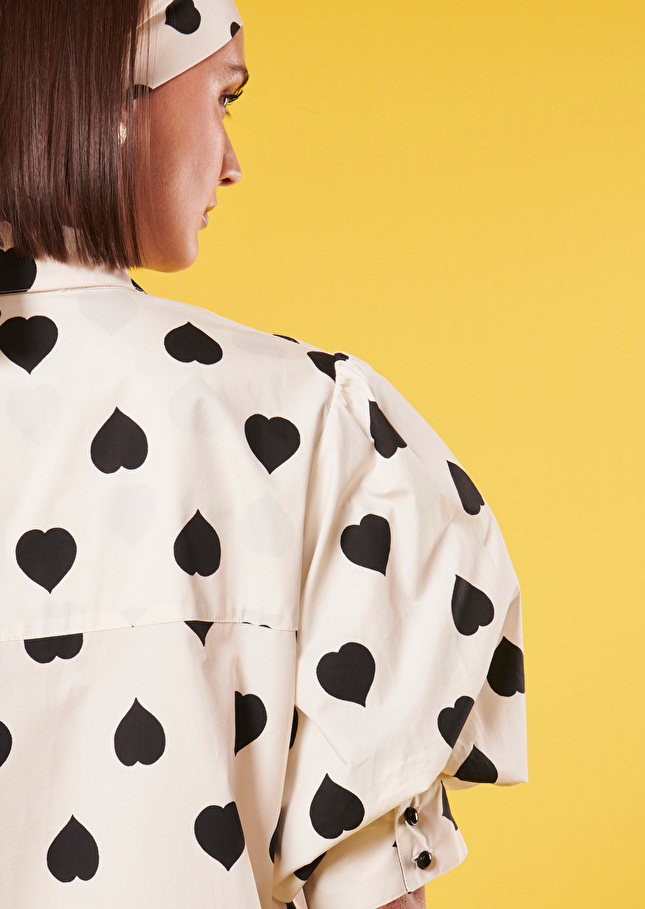 Chemise Calypsoécrue à motif coeur noir en popeline